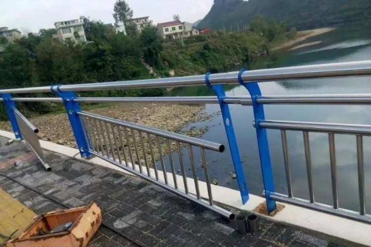 山東卓冉不銹鋼防撞護(hù)欄安裝工程